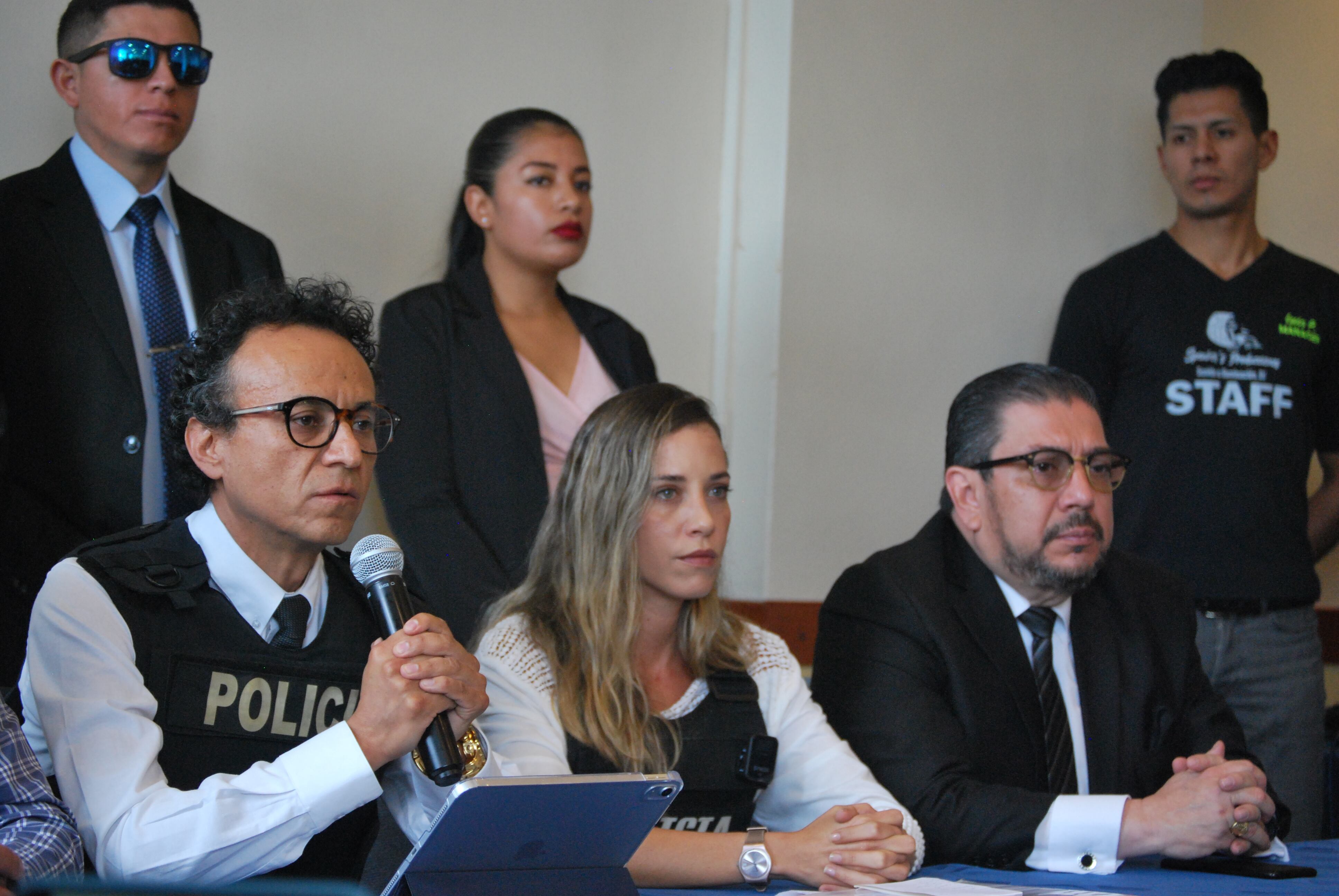 El periodista Christian Zurita, con el micrófono, junto a Andrea González Náder en la rueda de prensa de su presentación