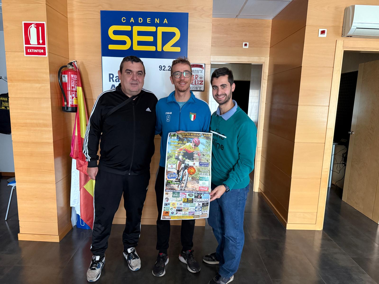 Fernando Zarco, presidente del Club Deportivo Ajo y Agua de Las Pedroñeras, preenta en Radio Azul el duodécimo trofeo MTB Ajo y Agua