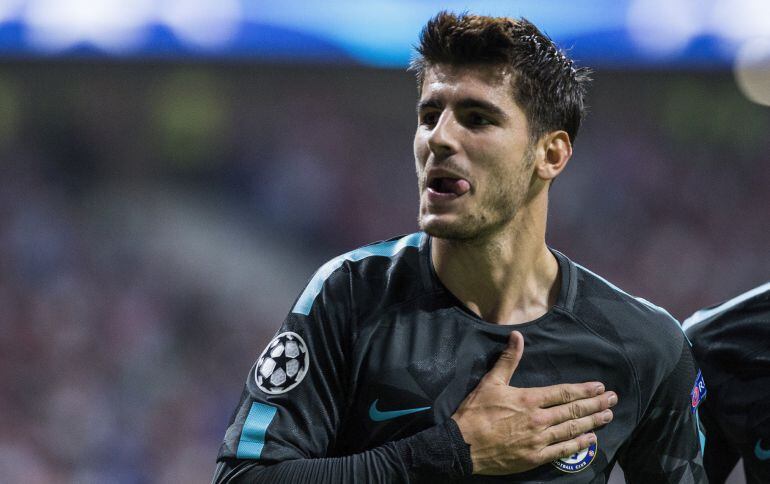 El delantero español del Chelsea, Álvaro Morata, celebra su gol ante el Atlético de Madrid