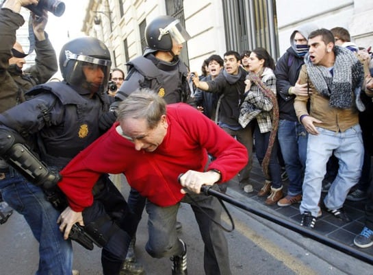 Las carreras e intervenciones policiales entre estudiantes y agentes antidisturbios se suceden en la plaza del Ayuntamiento de Valencia