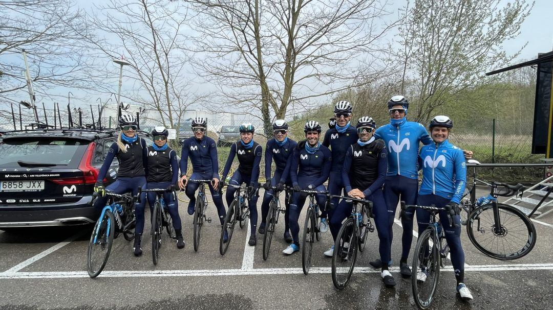 Sara Martín (en el centro) flanqueada por el resto de integrantes del Movistar Team, presentes en Bélgica para afontar la Flecha Valona femenina y masculina.