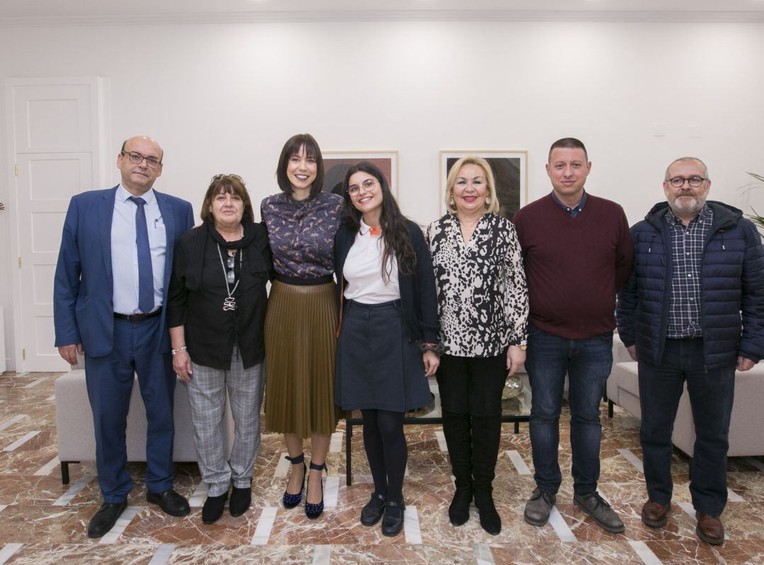 Andrea Almiñana junto a sus padres en la recepción con la alcaldesa Diana Morant 