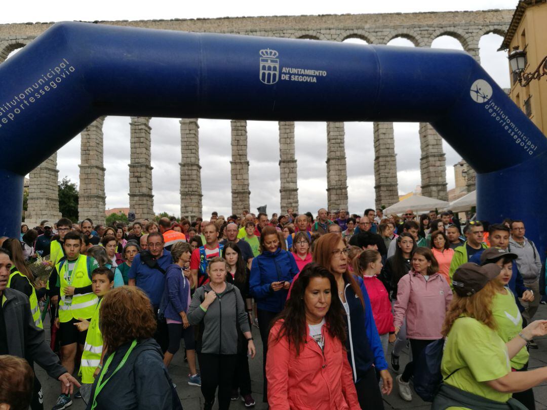 Imagen de la salida de la marcha a los pies del Acueducto