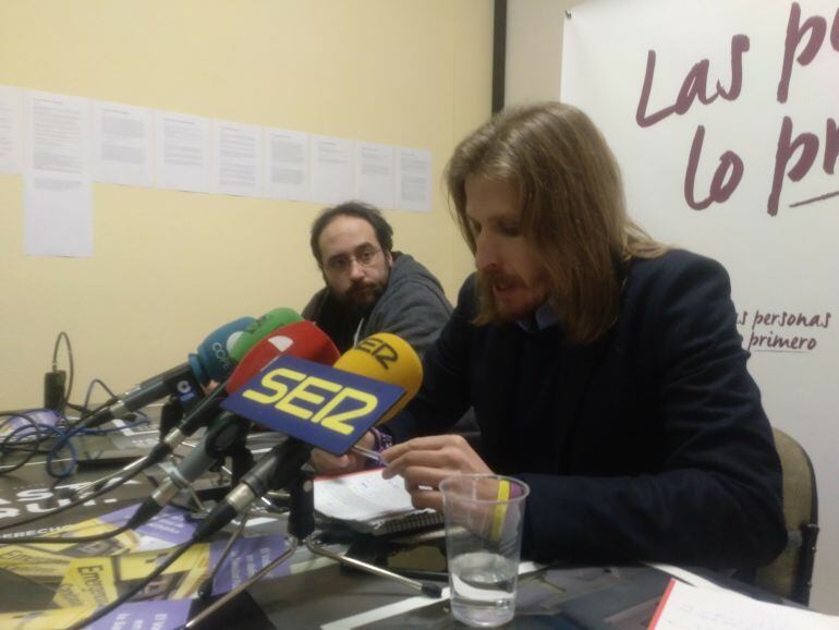 Pablo Fernánez (primer plano) y Óscar Jiménez, representante de Podemos Ávila