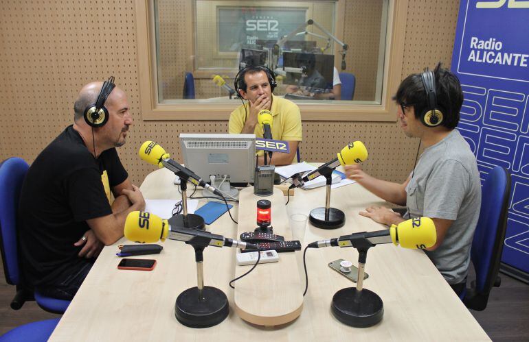 Luis Piedrahita con Tomás Mestre en los estudios de Radio Alicante SER