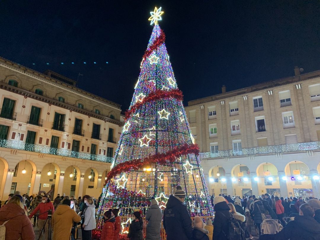 Un árbol de Navidad e iluminación en Huesca. 