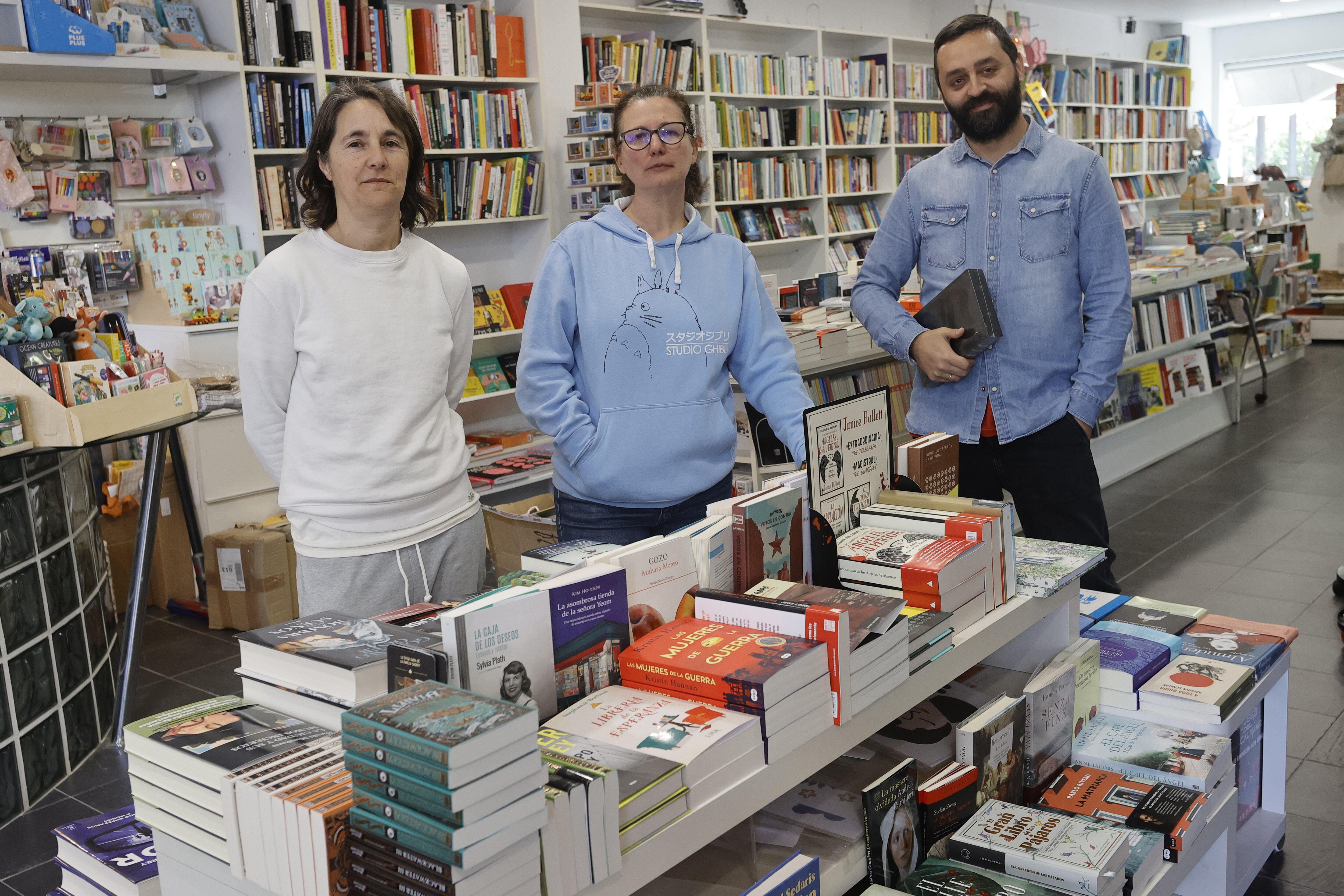 De izquierda a derecha, Isa Rodríguez, Mako Valle y Dani Berini, al frente de Cantón 4 Libros (foto: Kiko Delgado / EFE)