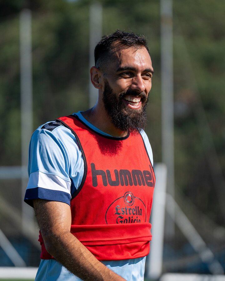 Borja Iglesias durante el entrenamiento de este miércoles en Afouteza