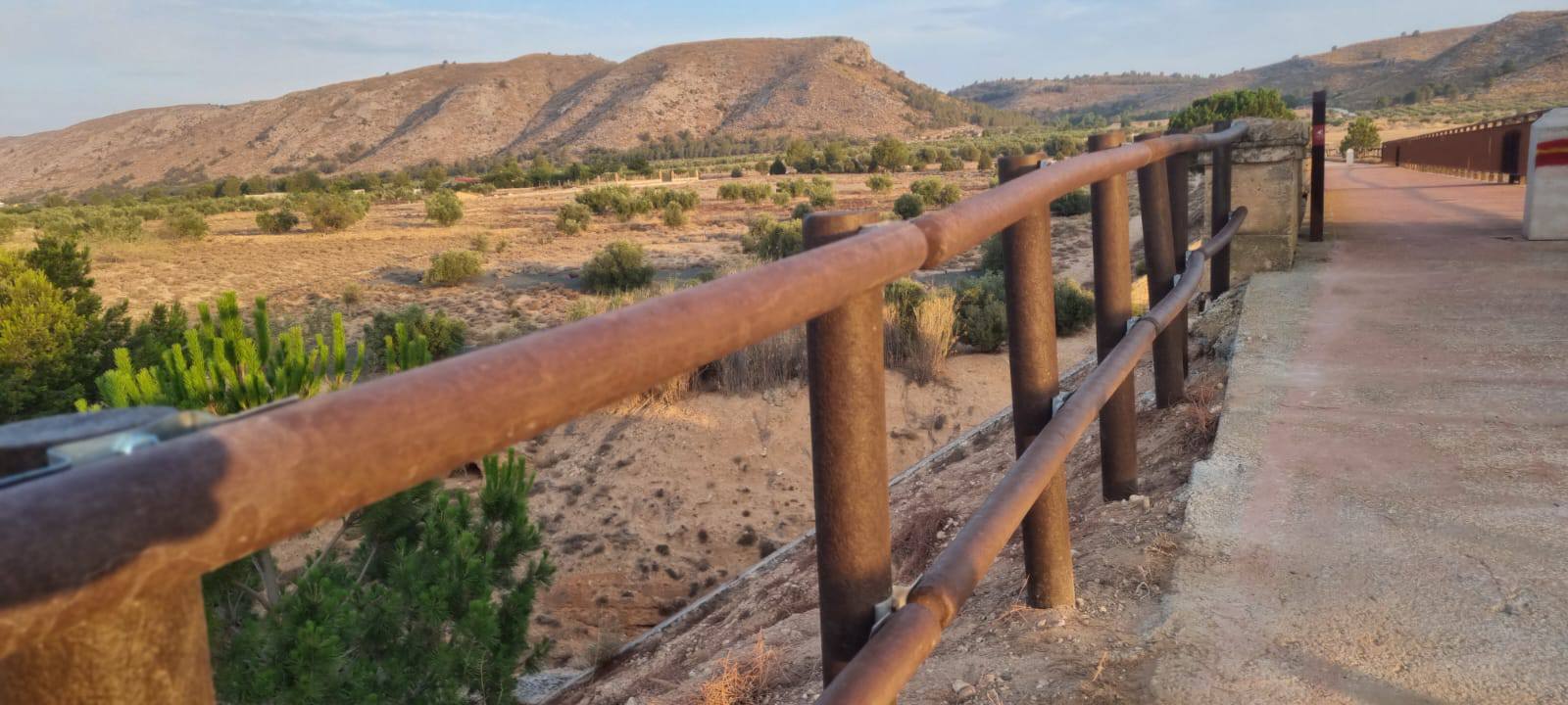 Madera plástica en el vallado de la vía verde