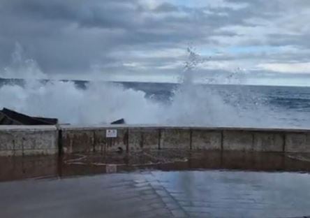 Continua una persona desaparecida tras caer al mar por los fuertes vientos y oleaje en Tenerife.