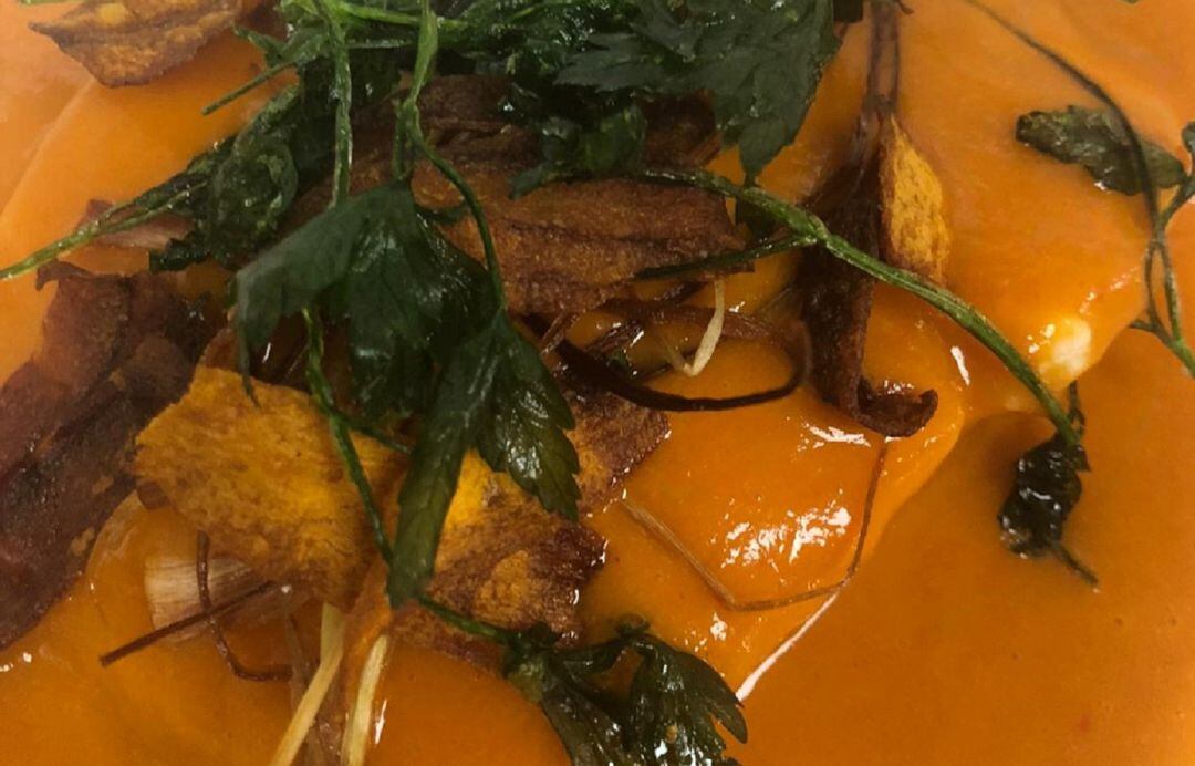 Bacalao a la vizcaína con chips de verduras