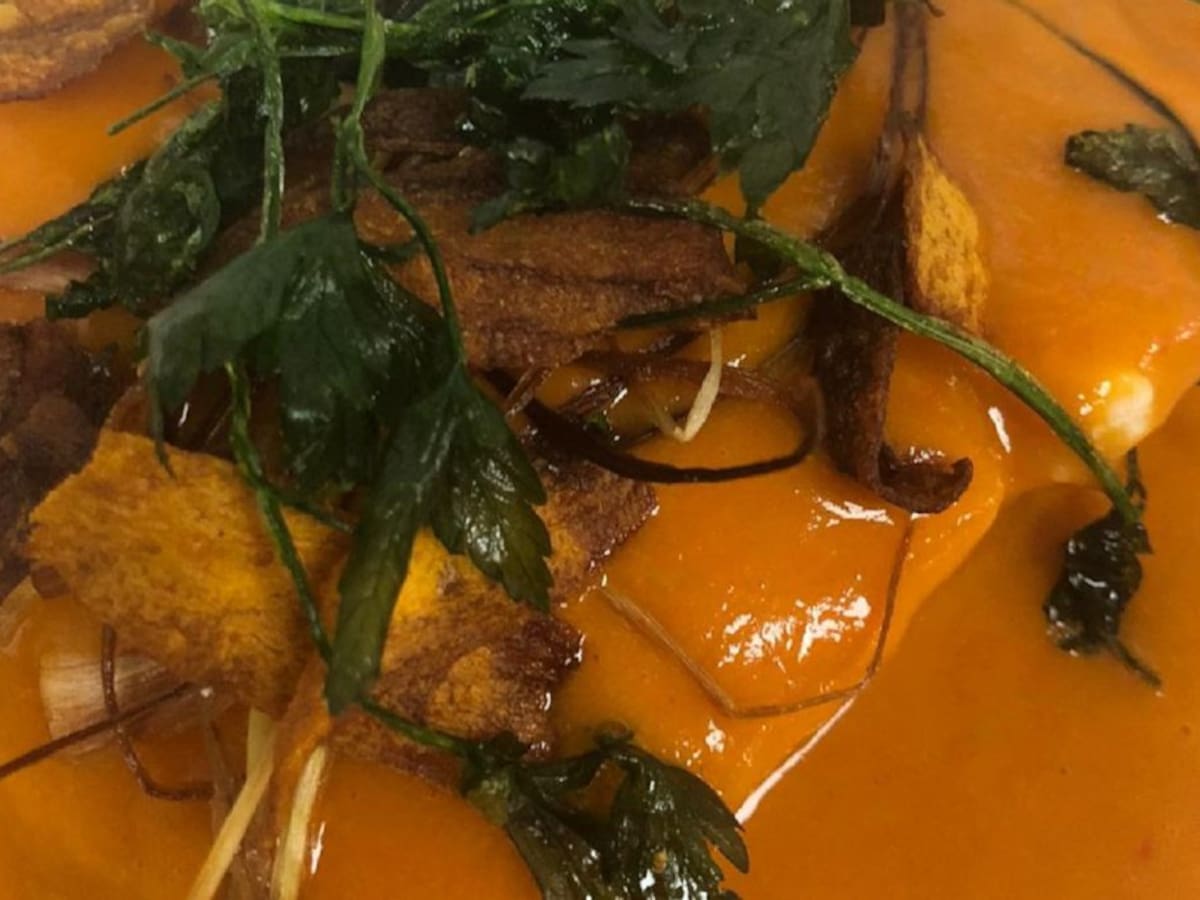 Bacalao a la vizcaína con chips de verduras