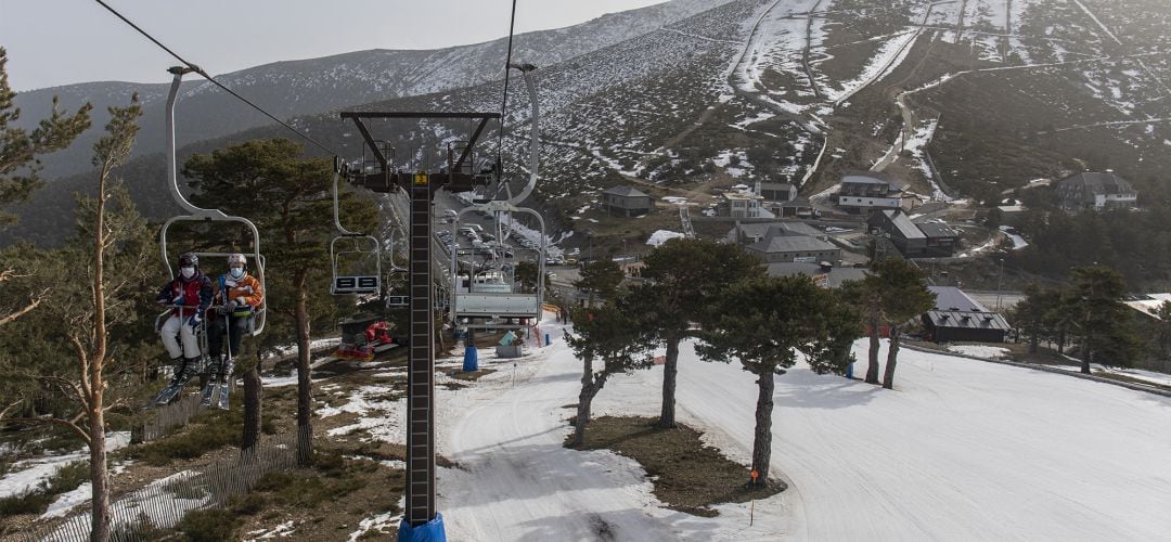 La vertiente segoviana deberá cerrar sus pistas en octubre de 2021, pero aún se desconoce qué pasará con la parte madrileña