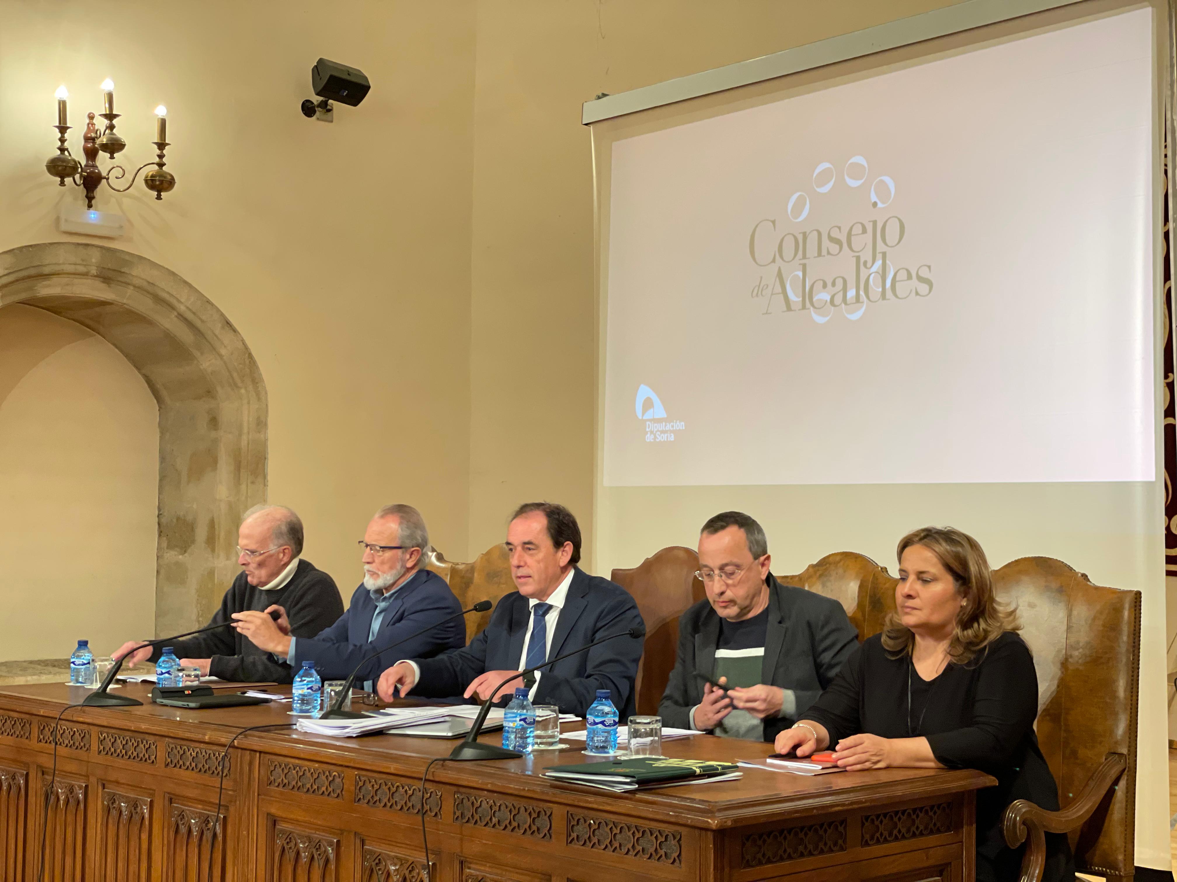 Presidencia del Consejo de Alcaldes de Soria, este martes, con la Diputación al frente.