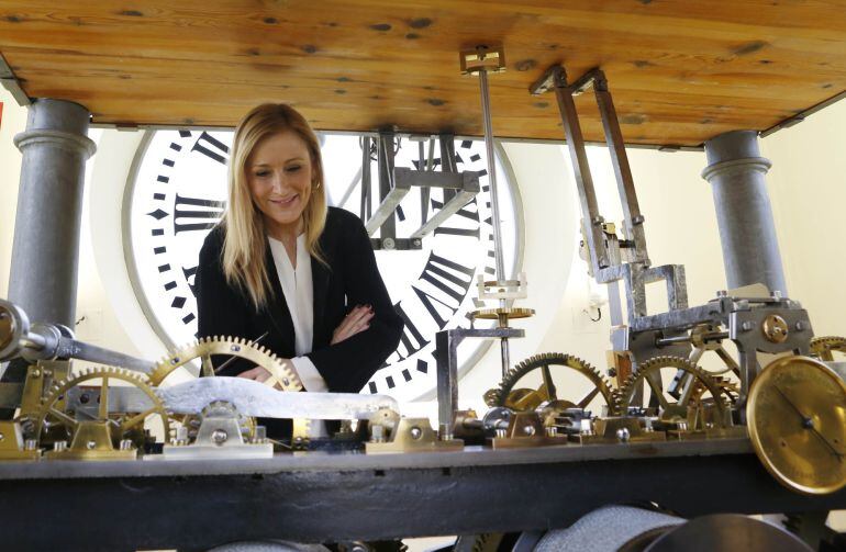 Fotografía facilitada por la Comunidad de Madrid de la presidenta, Cristina Cifuentes, que ha comprobado hoy los últimos preparativos que se están llevando acabo en el Reloj de la Puerta del Sol.