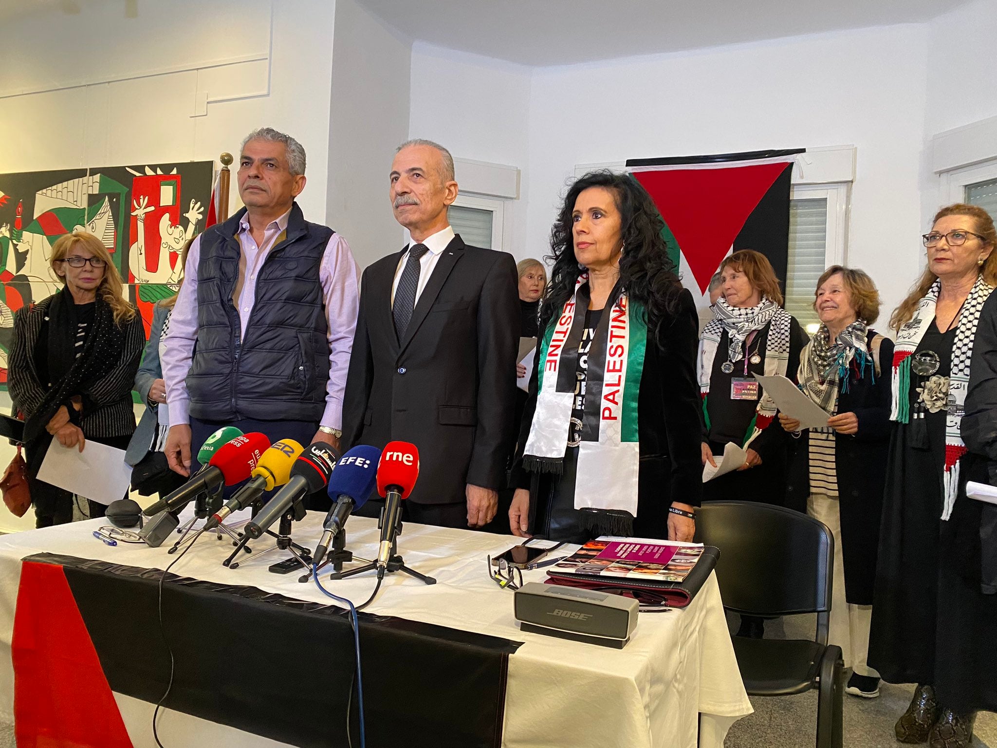 La activista Cristina del Valle, el representante de la Asociación Hispano Palestina Jerusalén, Eisa Alsoweis, y el embajador palestino en España, Husni Abdel Wahed, presentan un manifiesto de la cultura contra el genocidio en Gaza