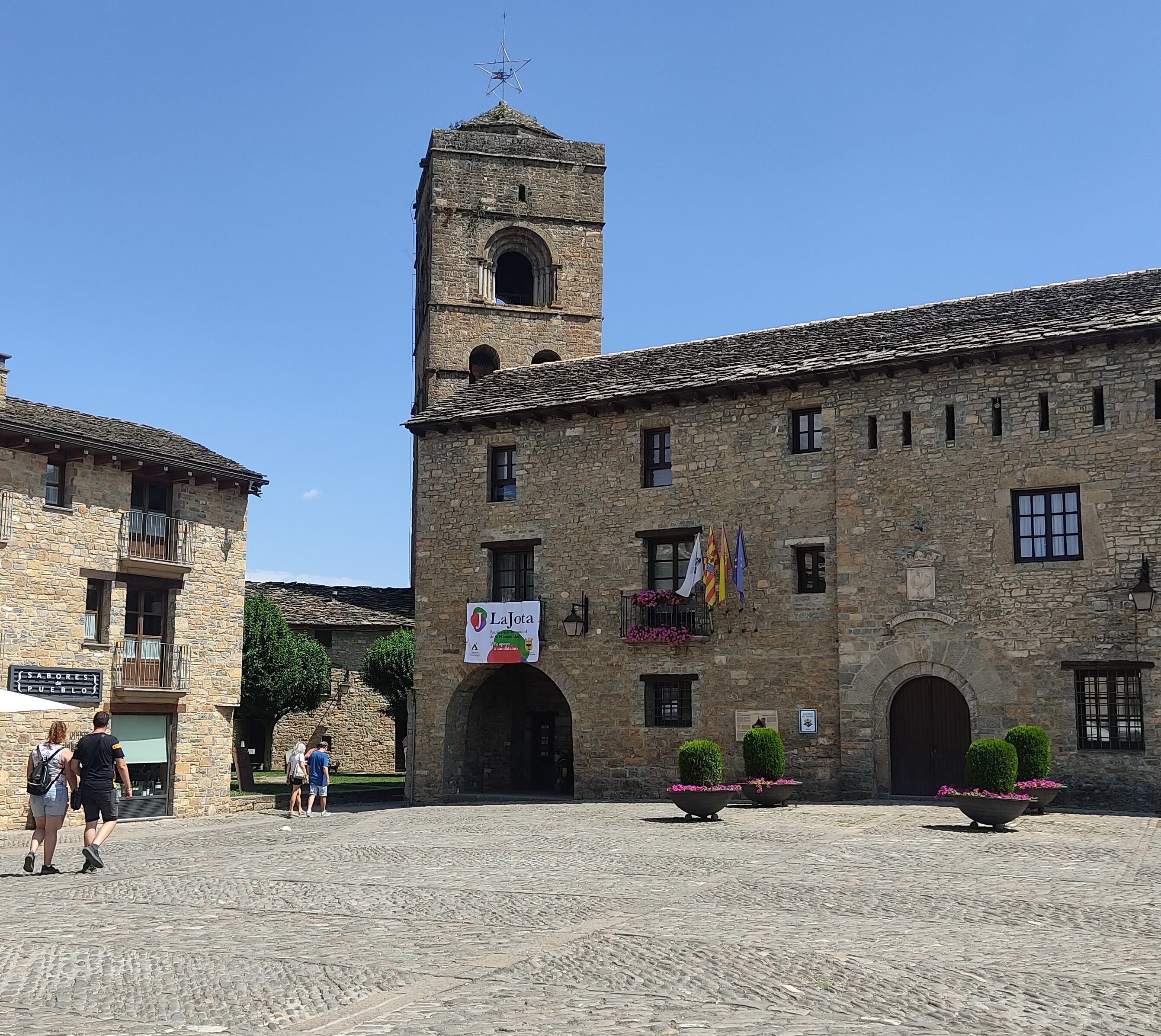 Pancarta en el balcón del Ayuntamiento de Aínsa