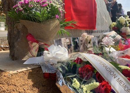 El monolito se llenó de flores para recuperar la memoria