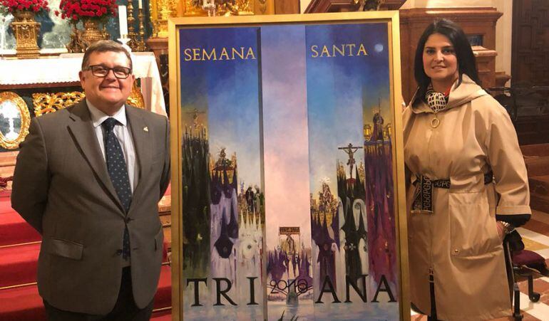 La pintora Nuria Barrera y el hermano mayor del Cachorro, Marco Antonio Talavera, flanquean el cartel de la Semana santa de Triana 2018