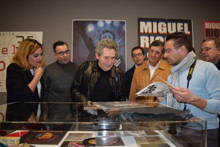 Exposición “Miguel Ríos: Memorias de un Ser Humano”, de Alfonso Carrasco, en la UMH