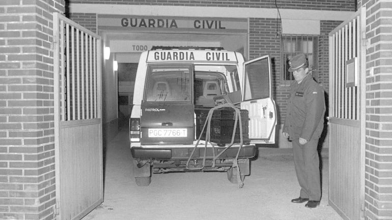 Imagen de archivo del 27-01-1993, un vehículo de la Guardia Civil de Llombay transporta los féretros de las tres niñas el día que aparecieron en el paraje de &#039;La Romana&#039; cerca de la presa de Tous (Valencia)