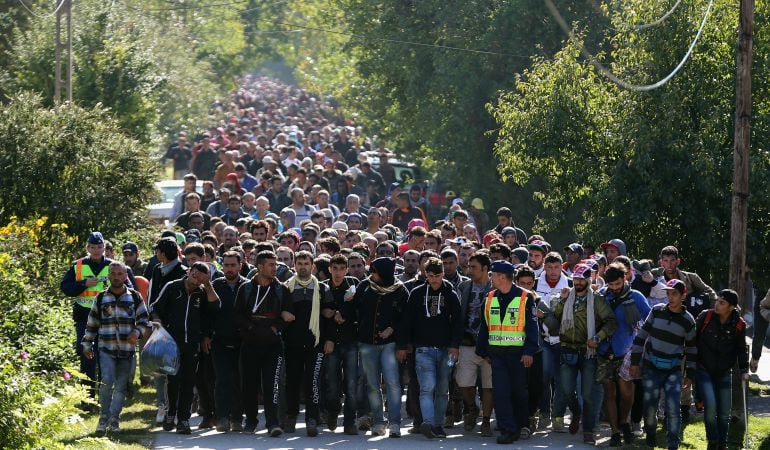 Refugiados accediendo a Austria desde Hungría.