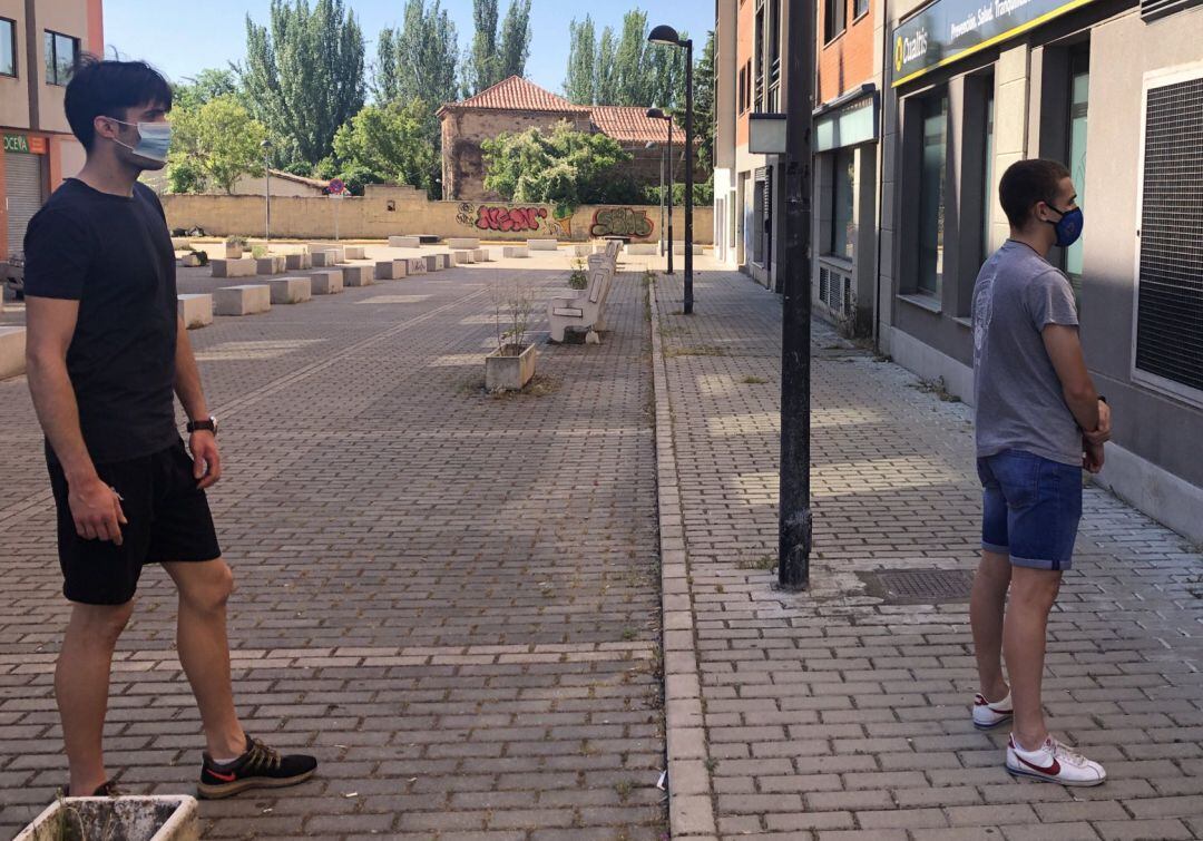 Dos jugadores esperando su turno para someterse al test