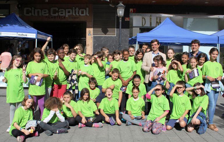 El alcalde de Albaete, Javier Cuenca, con algunos de los niños que han participado de estas actividades