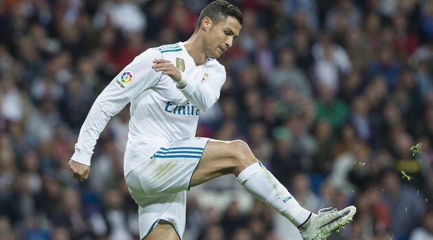 Cristiano le pega una patada al aire, fruto de su frustración