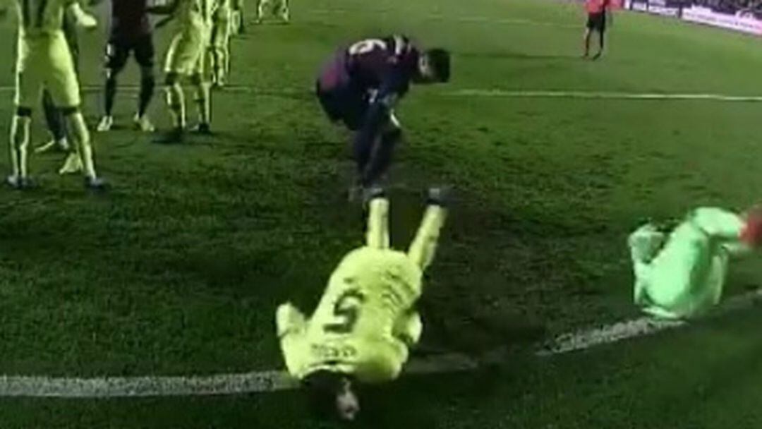 Sergio Busquets y Jasper Cillessen caen ante la jugada polémica con Chema en el encuentro copero entre el Levante y el FC Barcelona.