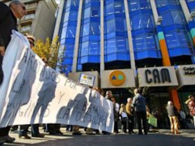 Protestas ante la sede de la desaparecida Caja Mediterráneo