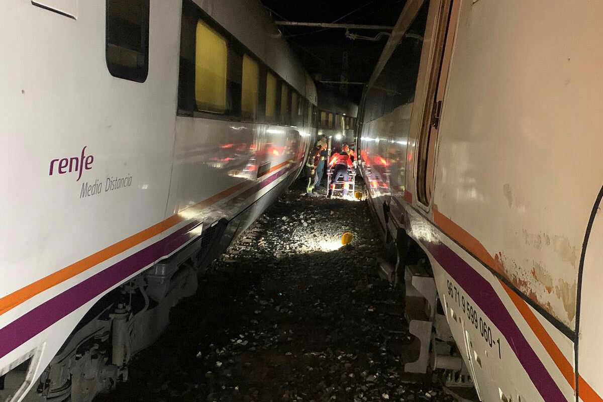 MÁLAGA, 16/12/2023.- Dos trenes de Media Distancia de Renfe han chocado este sábado en la zona de los túneles de El Chorro, en Málaga, sin que se hayan registrado heridos entre los cerca de 200 pasajeros que viajaban en los dos convoyes, según las primeras informaciones. Hasta la zona se han desplazado efectivos del Consorcio Provincial de Bomberos de Málaga, que han comenzado a evacuar a los pasajeros de uno de los trenes, el que ha sufrido mayor afectación, al quedar semivolcado. El otro convoy no tiene daños aparentes, según fuentes de este cuerpo. EFE/Consorcio Provincial De Bomberos De Málaga  *****SOLO USO EDITORIAL/SOLO DISPONIBLE PARA ILUSTRAR LA NOTICIA QUE ACOMPAÑA (CRÉDITO OBLIGATORIO) *****
