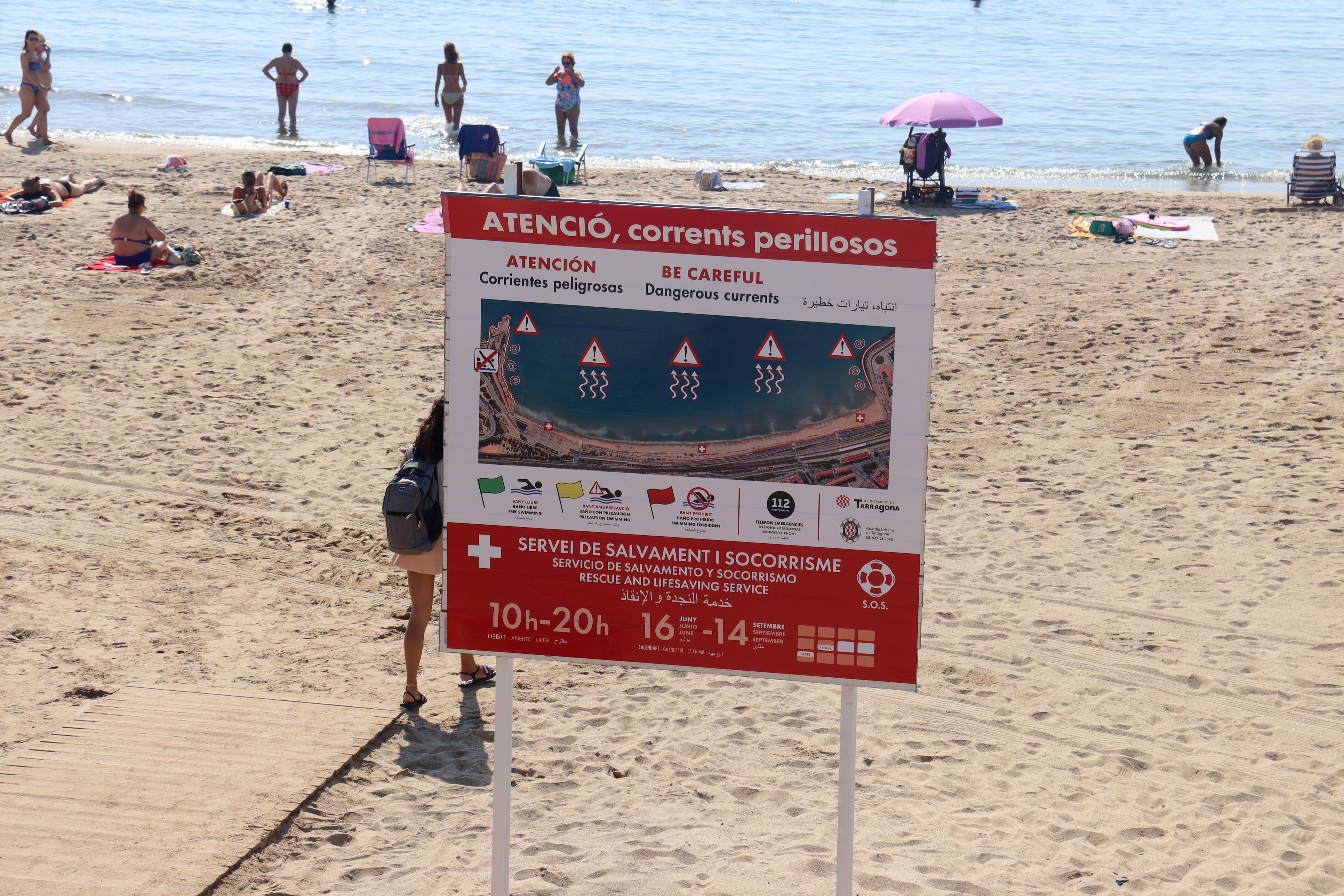 Cartell informatiu a la platja del Miracle