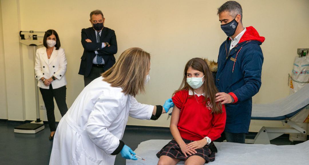 El consejero de Sanidad, Jesús Fernández Sanz, ha acompañado a la ministra de Sanidad, Carolina Darias, en el inicio de la vacunación con cita previa contra el COVID-19 en niños de 9 a 11 años, en el Centro de Salud de Buenavista.