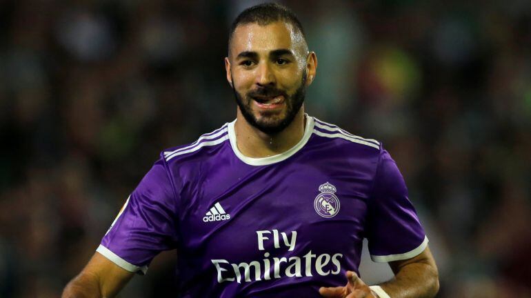 Benzema celebra un gol con el Real Madrid