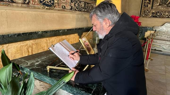 Sebastián Espinosa firma el libro de visitas de la Embajada de España ante la Santa Sede