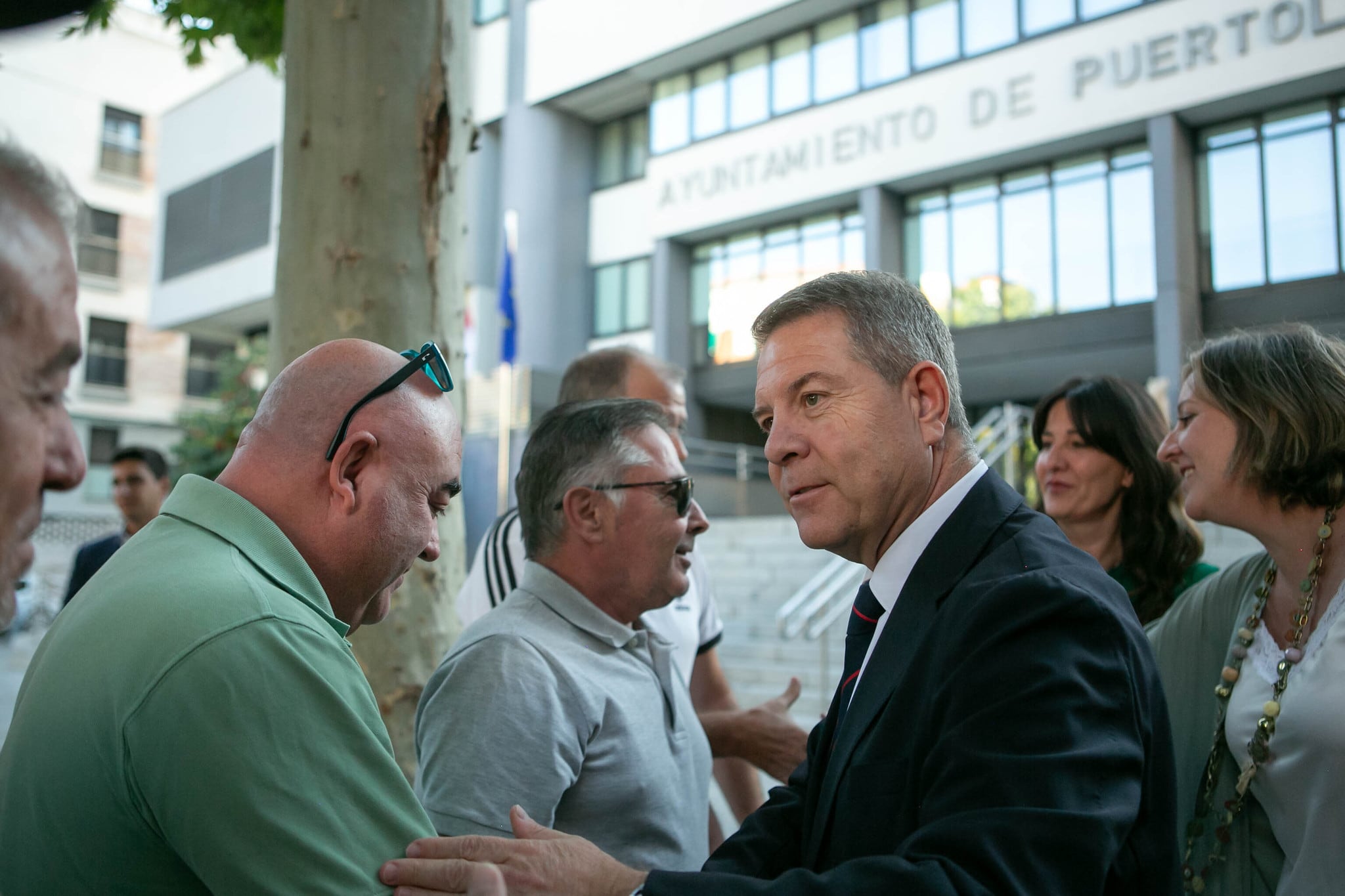 García-Page, saludando a trabajadores de Eserman en Puertollano
