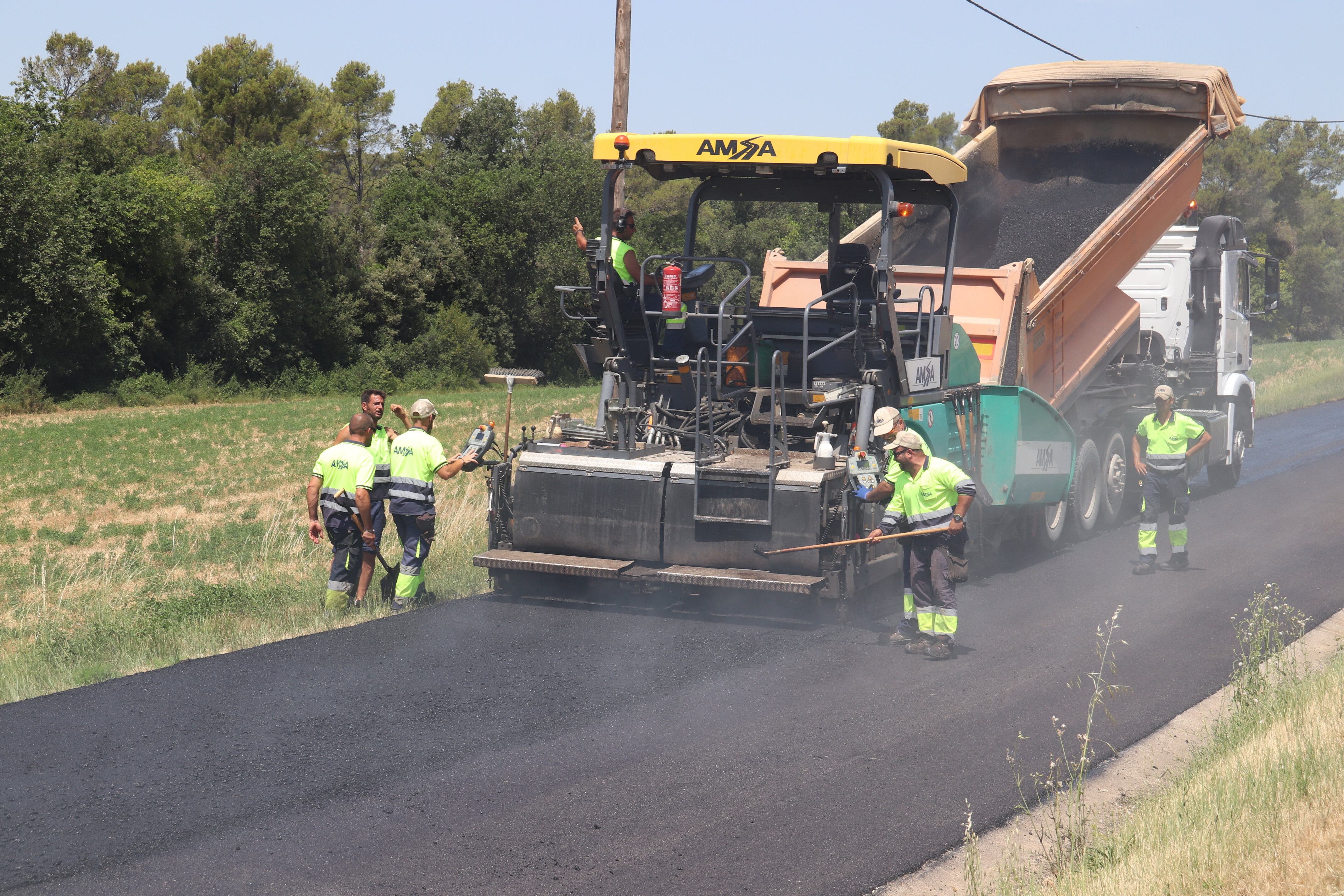 Asfalten una carretera amb asfalt barrejat amb plàstic reciclat.
