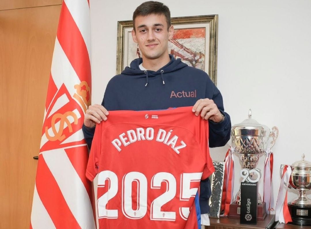 Pedro Díaz posa con la camiseta del Sporting que le vincula hasta 2025.