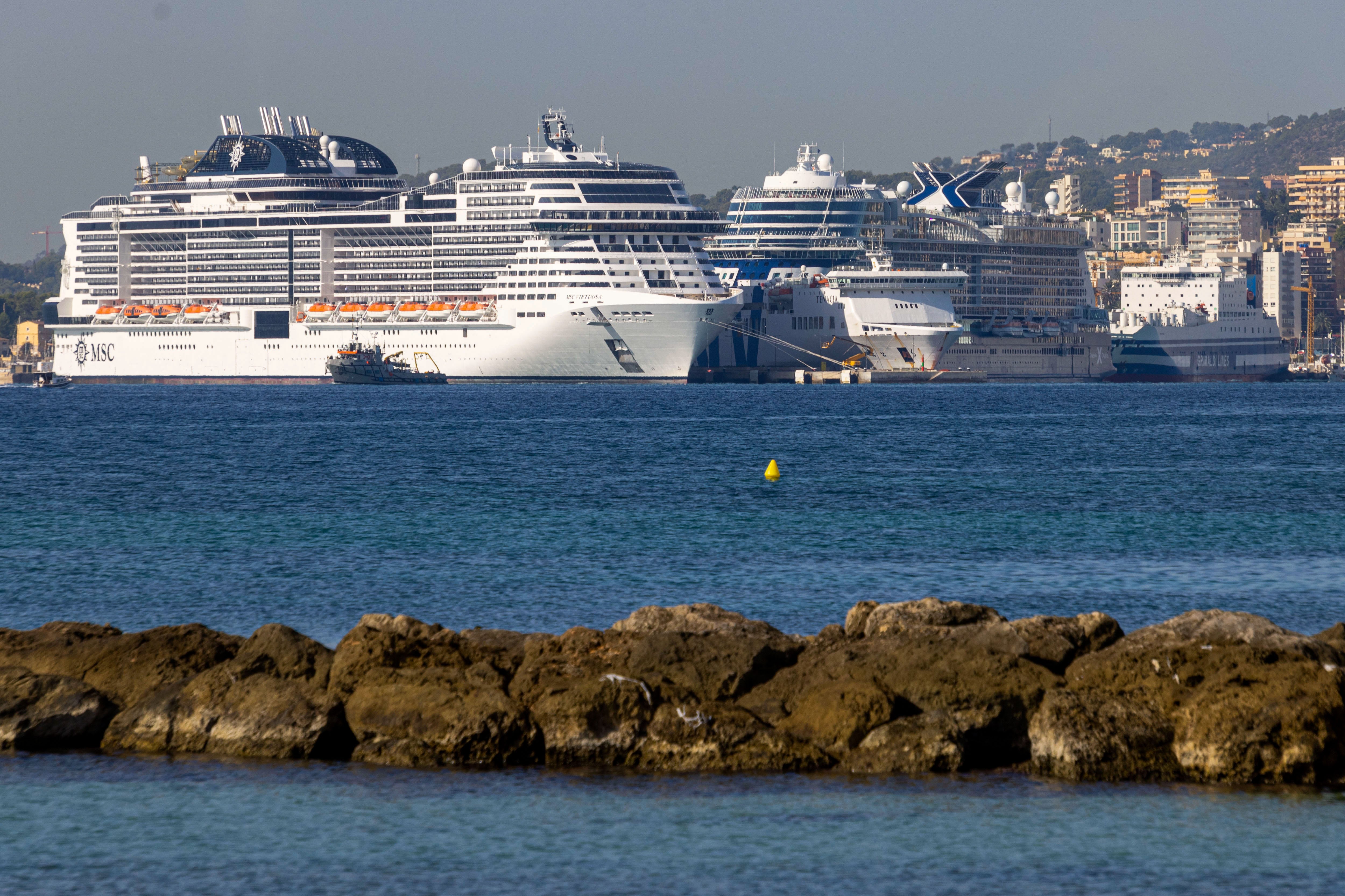 Cuatro cruceros permanecen amarrados en el puerto de Palma. EFE/ Cati Cladera