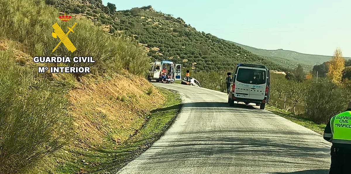 Efectivos sanitarios en la zona del atropello mortal en la carretera entre Santa Ana y Charilla, en Alcalá la Real.