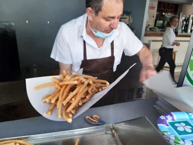 Uno de los empleados del bar La Parada, despachando churros