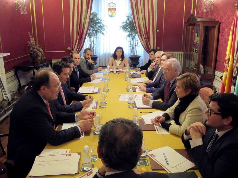 El pres riojano José Ignacio Ceniceros (3d), durante la reunión que mantuvo el 19 de enero con miembros del comité de empresa y dirección de Altadis.