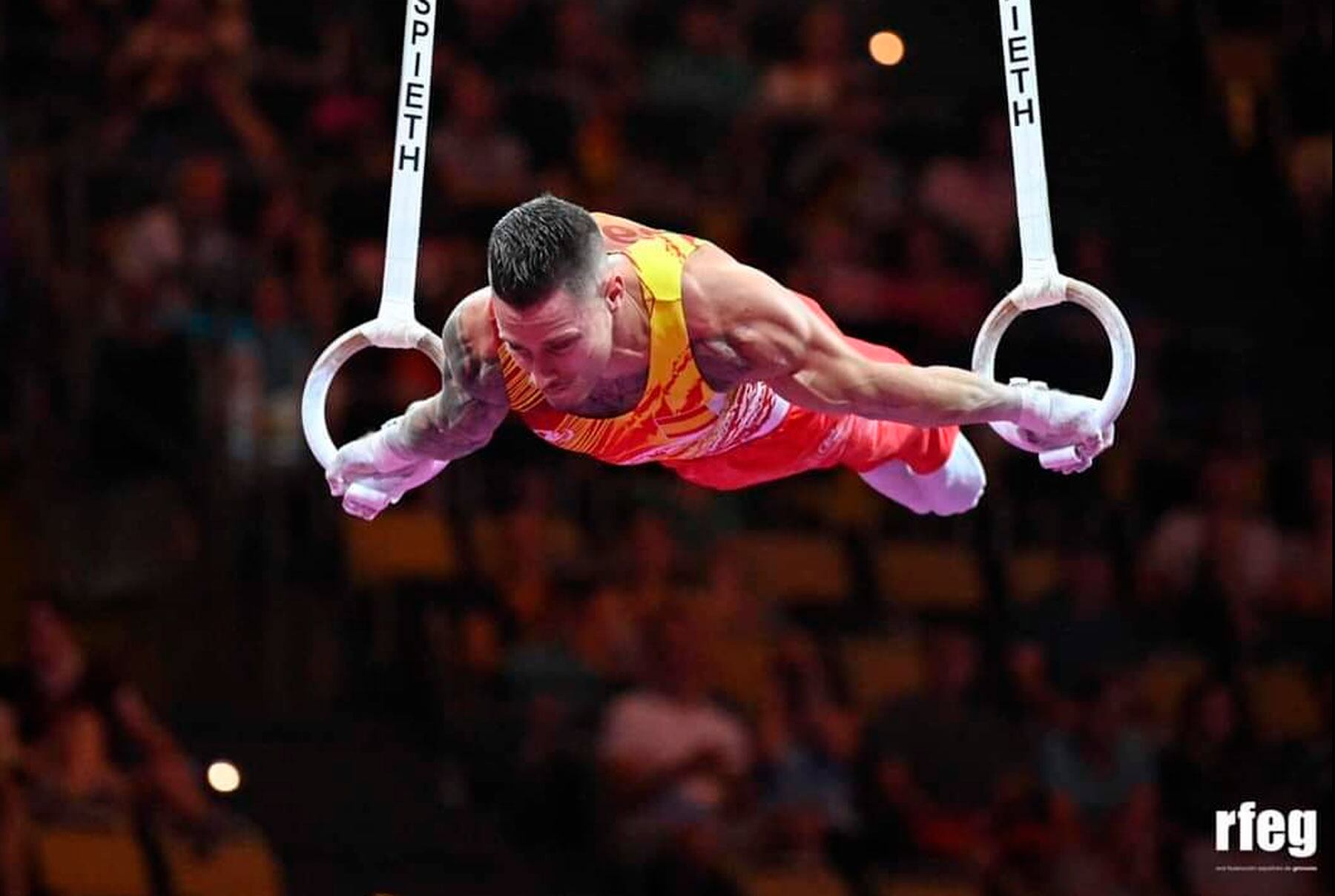 Néstor Abad durante el ejercicio de anillas en la final del Europeo