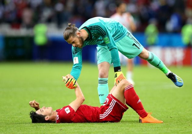 David de Gea saluda a Sardar Azmoun al término del encuentro.