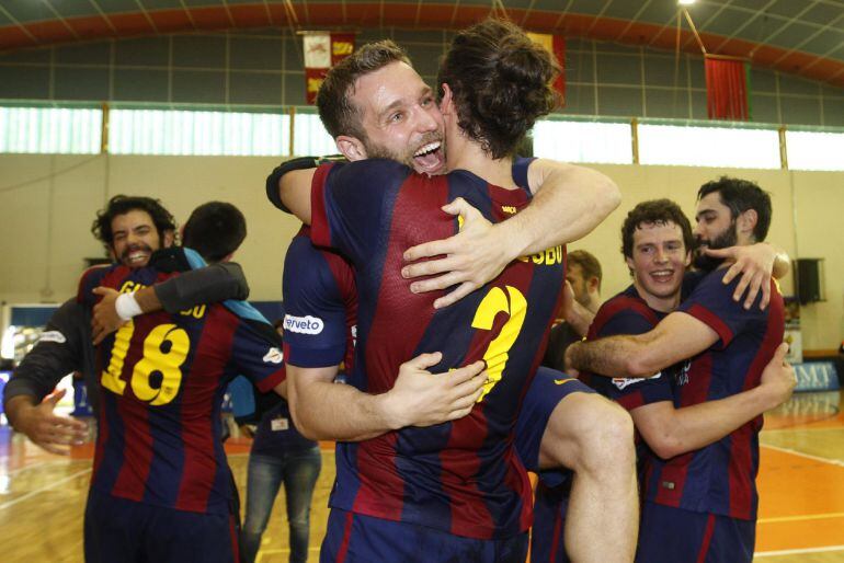 GRA309. ZAMORA, 11/04/2015.- Los jugadores del FC Barcelona de balonmano celebran su victoria por 19-45 ante el MMT Seguros Zamora, con lo que logran conquistar matemáticamente su quinto título consecutivo de la Liga Asobal y su siguiente objetivo pasa po