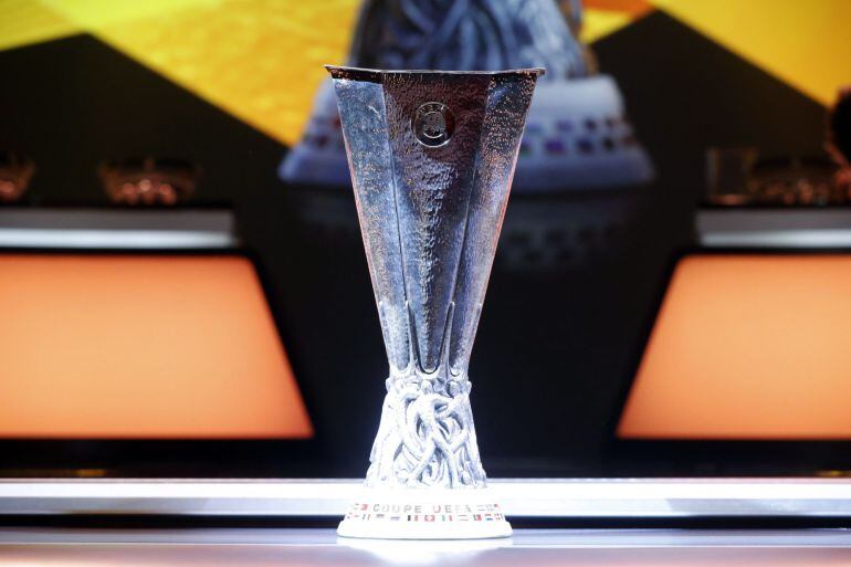 El trofeo de la Liga Europa expuesto en el escenario donde ha tenido lugar el sorteo de la fase de grupos de la Liga Europa 