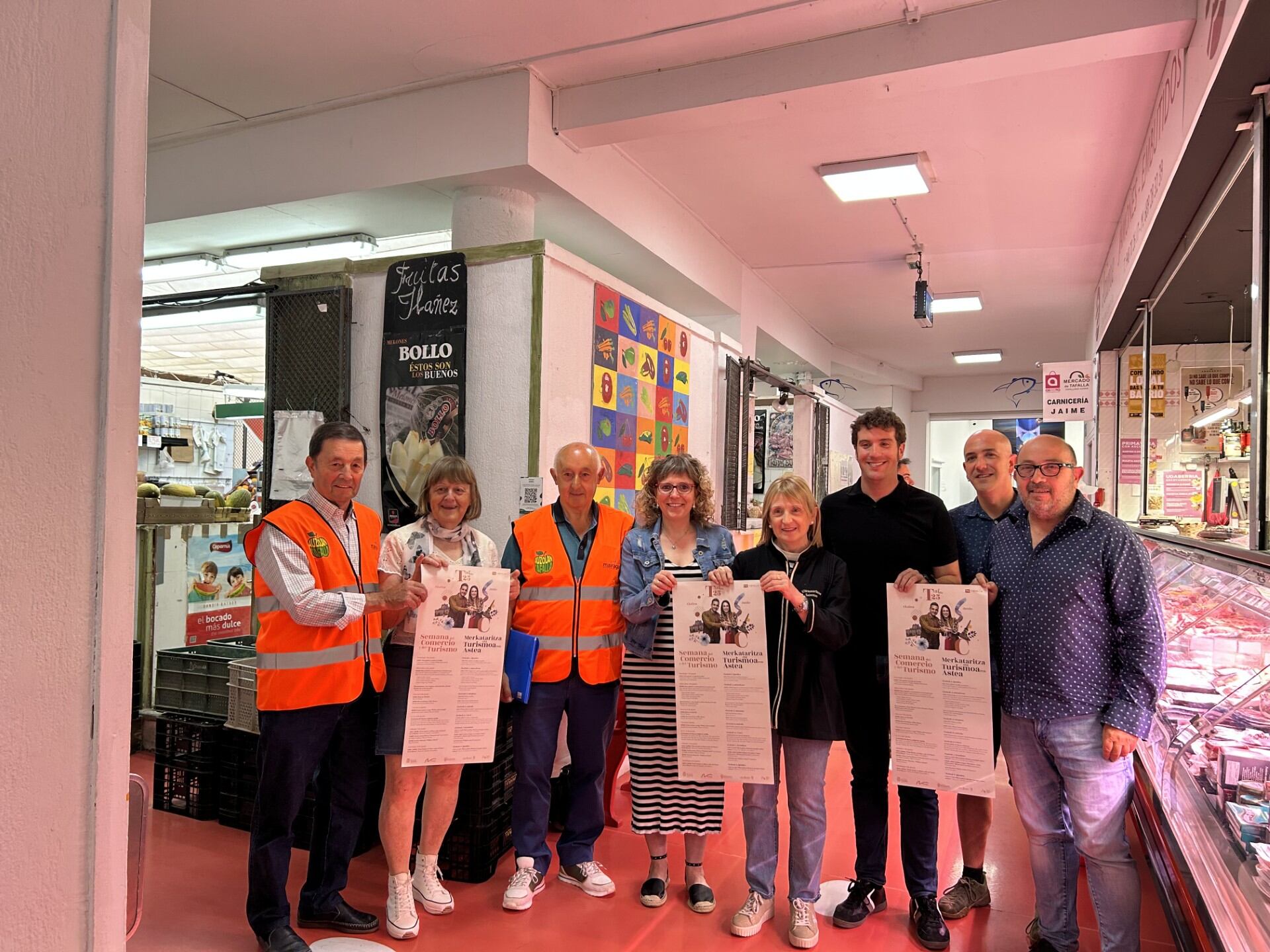 Representantes del Ayuntamiento, del voluntariado urbano y del comercio de Tafalla en el mercado municipal