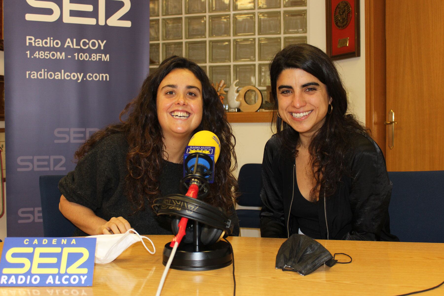 Paloma Orts i Míriam Doménech, en l'estudi central de Radio Alcoy