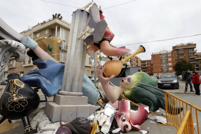 Una fuerte racha de viento derriba una falla en l&#039;Oliveral, en Valencia